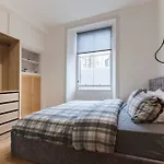 2 Bedroom Apartment Near Edinburgh Castle