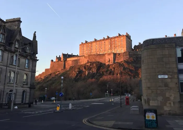 2 Bedroom Apartment Near Edinburgh Castle